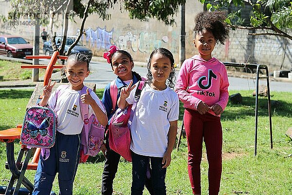 Favela  Mädchen machen lustige Geste  Belo Horizonte  Minas Gerais  Brasilien  Südamerika