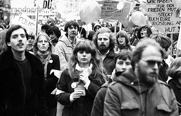 Demonstration von Frauen und Maennern zum Internationalen Frauentag am 07.03.1981 in Düsseldorf  Deutschland  Europa