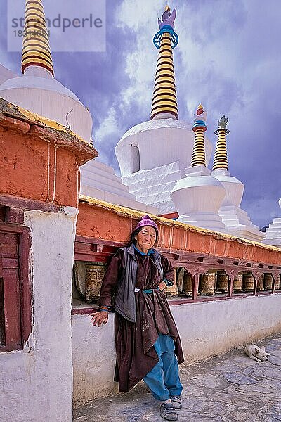 Ältere Frau im Lamayuru-Kloster  Ladakh  Indien  Asien