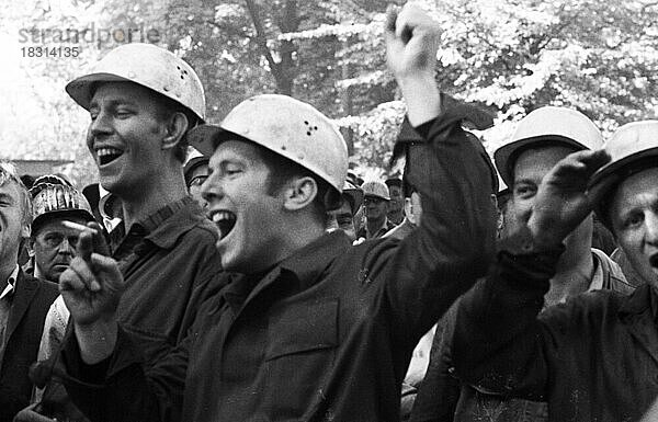 Mit einer Belagerung und zeitweiligen Besetzung der Hauptverwaltung der Hoesch AG am 11.9.1969 eroeffneten spontanstreikende Stahlwerker eine Serie von Streiks im Revier  Deutschland  Europa