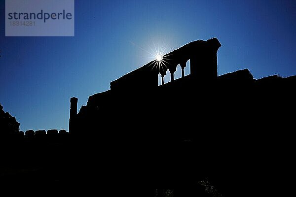 Silhouette der Burg Münzenberg im Gegenlicht  schwarz  blau  Himmel  Wetterau  Hessen  Deutschland  Europa