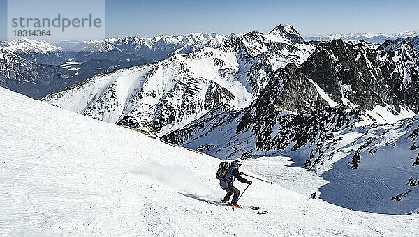 Skitourengeher bei der Abfahrt  Gipfel und Berge im Winter  Sellraintal  Kühtai  Tirol  Österreich  Europa