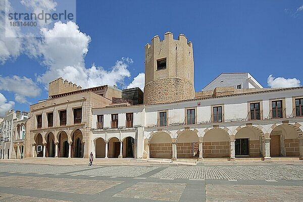 Casa Consistorial de Badajoz und Turm Torre de lo Caballeros am Plaza Alta in Badajoz  Extremadura  Spanien  Europa