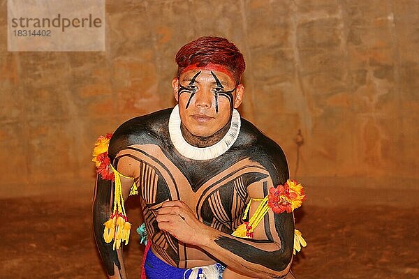 Indigenes Volk  Mann der Ureinwohner Mehinako (Xingu) ist geschmückt und trägt traditionelle Körperbemalung  Mato Grosso  Brasilien  Südamerika