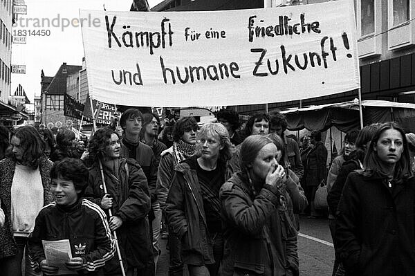 Fuer die Abruestung in Ost und West  gegen neue Atomraketen demonstrierten tausende ueberwiegend junge Menschen am 07.12.1979 in Muenchen  Deutschland  Europa
