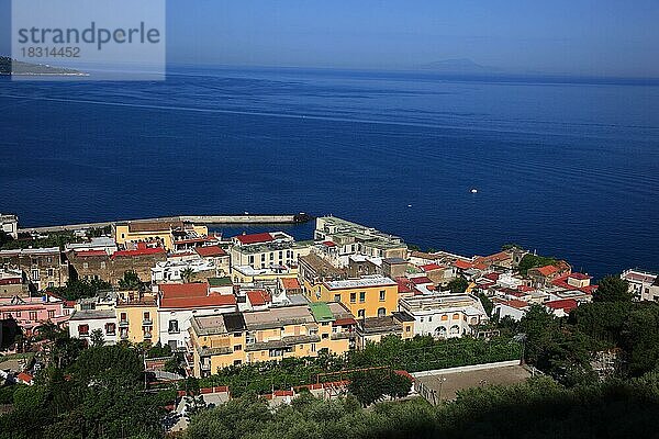 Blick über die Bucht der Penisola Sorrentina mit dem Ort Meta  Kampanien  Italien  Europa