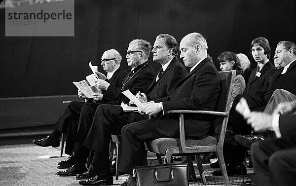 Auftritt und Show des US-Erweckungspredigers Billy Graham am 2. 4. 1970 in der Westfalenhalle Dortmund  Deutschland  Europa