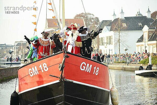 Der Einzug des Sinterklaas loeste bei vielen Kindern in den Niederlanden Furcht aber auch Freude aus  nicht so bei einigen Buergern  die in seinem Knecht  Zwarte Piet  Rassismus erkennen  NLD  Niederlande  Europa