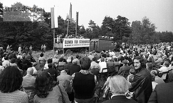 Blumen fuer Stukenbrock die Totenehrung sowjetischen NS-Opfer am 6.9.1975 ist eine Veranstaltung zum Teichen der Versoehnung in Stukenbrock bei Bielefeld  Deutschland  Europa