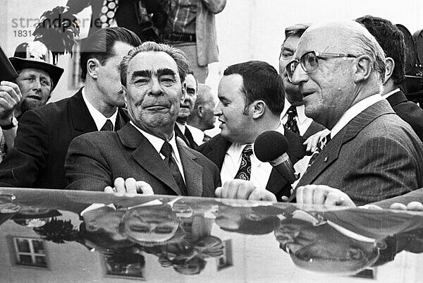 Der Besuch des sowjetischen Staats- und Parteichefs Leonid Breschnew in Bonn vom 18. -22. 5. 1973 war ein Schritt zur Entspannung des Ost-Westverhältnisses von Willy Brandt. Leonid Brreschnew am  Schloss Gymnich. mit Heinz Kuehn  Deutschland  Europa