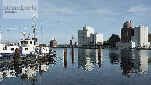 Altes Fischerboot  Speichergebäude  Hafen  Flensburg  Schleswig-Holstein  Deutschland  Europa