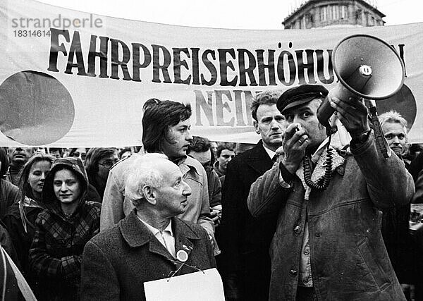 Gegen Fahrpreiserhoehungen bei Bahn und Bus wandten sich Demonstrationen vom 1.-5.4.1975 im Zentrum von Hannover  die unter dem Stichwort Roter Punkt traditionell wurden  Deutschland  Europa