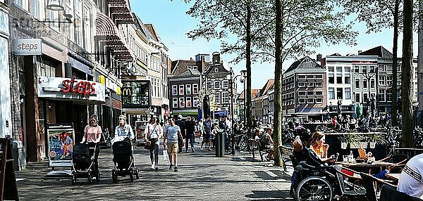 Die Stadt Zwolle  hier am 18.4.2019- erhielt schon 1230 die Stadtrechte und war im Mittelalter (15. Jahrhundert) eine bedeutende Stadt in den Niederlanden  NDL  Niederlande  Europa
