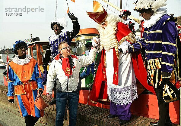 Der Einzug des Sinterklaas loeste bei vielen Kindern in den Niederlanden Furcht aber auch Freude aus  nicht so bei einigen Buergern  die in seinem Knecht  Zwarte Piet  Rassismus erkennen  NLD  Niederlande  Europa