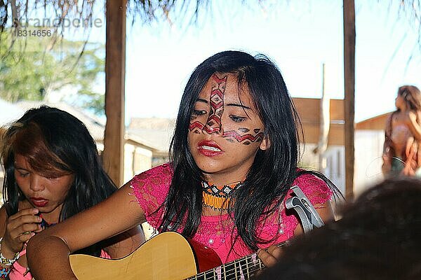 Indigenes Volk  Mädchen der Ureinwohner Huni Kuin spielt Gitarre und singt in ihrem Dorf im Amazonas-Regenwald  Acre  Brasilien  Südamerika