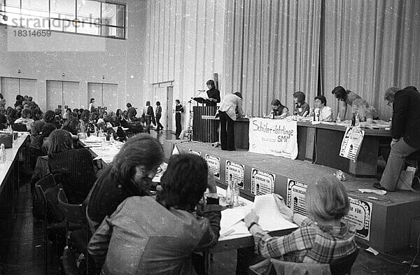 Die Schuelermitverantwortung (SMV) setzte sich am 01.7.1974 mit einem Kongress und einer anschliessenden Demonstration in Recklinghausen fuer Mitbestimmung von Schuelern und Lehrlingen ein  Deutschland  Europa