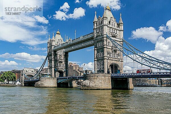 Tower Bridge über die Themse  London  City of London  England  United Kingdom  Großbritannien  Europa