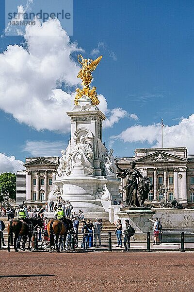 Berittene Polizei vor dem Victoria Memorial am Buckingham Palace  London  City of London  England  United Kingdom  Großbritannien  Europa