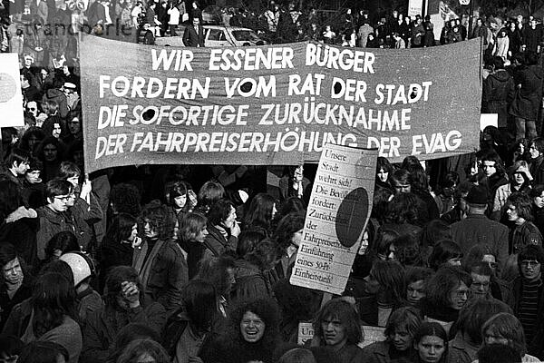 Ca. 5000 Menschen  meist Schueler und Studenten kamen in Essen am 05. 02. 1972 zur Aktion Roter Punkt um gegen Erhoehung der Fahrpreise zu demonstrieren. Ein Großes Polizeiaufgebot war zum Schutz des Nahverkehrs im Einsatz  Deutschland  Europa