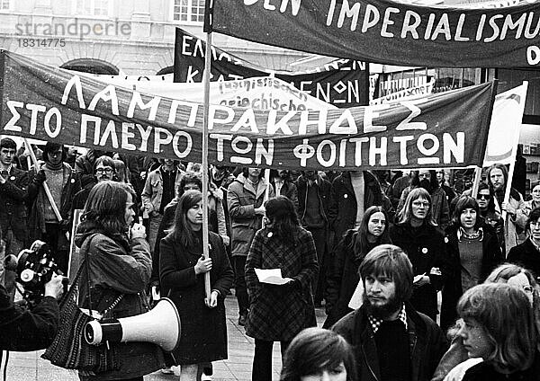 Griechen und Deutsche demonstrierten am 10. 3. 1973 in Bonn gegen die griechische Militaerjunta und fuer Freiheit in Griechenland  Deutschland  Europa