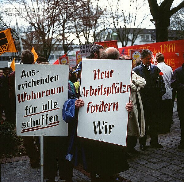 Die Demonstrationen des DGB zum 1. Mai  hier am 1.5.1992 in Dortmund  wurden begleitet von prominennten Vertretern aus Gewerkschaft und Politik  Deutschland  Europa
