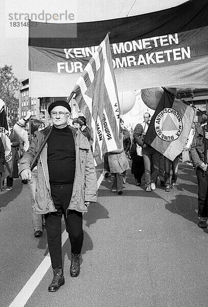 Gegen neue Atomraketen und den Natodoppelbeschluss demonstrierten ca. 7000 Anhaenger der Friedensbewegung anlaesslich einer Kommandeurstagung der Bundeswehr 1982  Deutschland  Europa
