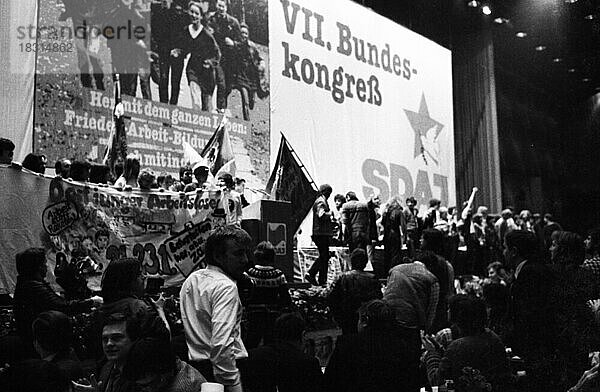 Der 7. Bundeskongress der linken Sozialistischen Deutschen Arbeiterjugend (SDAJ) im Jahre 1982  Deutschland  Europa
