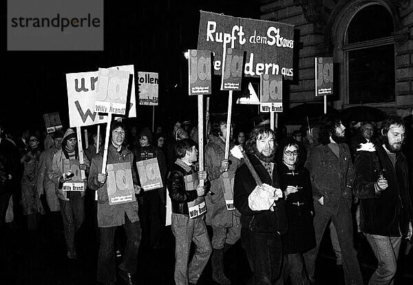 Anhaenger und Freunde der Regierungskoalition der SPD/FDP demonstrierten am 26. 4. 1972 in Bonn mit einem Fackelmarsch und Kundgebung fuer die Regierung und die Ratifizierung der Ostvertraege  Deutschland  Europa