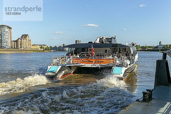 Uber-Boot von Thames Clippers  Wasserbusverkehr auf der Themse  Deptford  London  England  UK