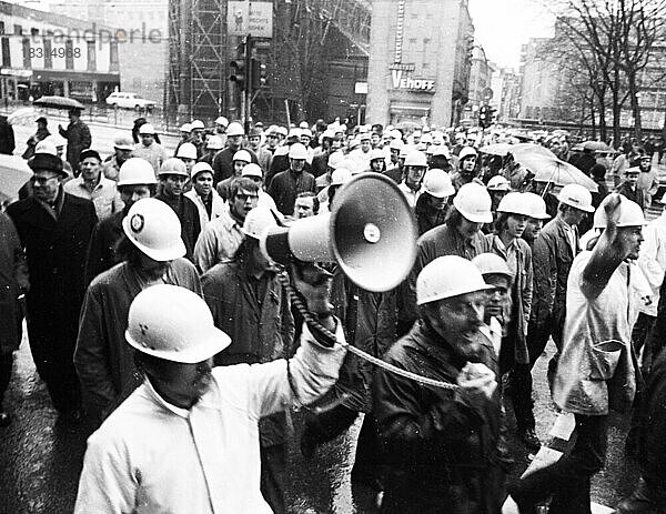 Mit einem spontanen Streik und einer Demonstration wehrten sich mehrere tausend Stahlwerker der Hoesch AG Westfalenhuette am 8. 2. 1973 mit der Forderung nach einem Preisausgleich von 14 Pfennig pro Stunde gegen die Inflation  Deutschland  Europa