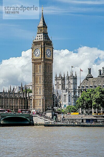 Uhrturm Big Ben am Themseufer und Türme der Westminsterkathedrale  London  City of London  England  United Kingdom  Großbritannien  Europa