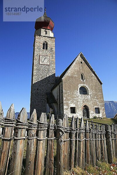 Kirche St. Nikolaus bei Mittelberg vor dem Schlernmassiv  Ritten  Südtirol  Italien  Europa