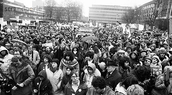 Der traditionelle Ostermarsch Ruhr 1982  Deutschland  Europa