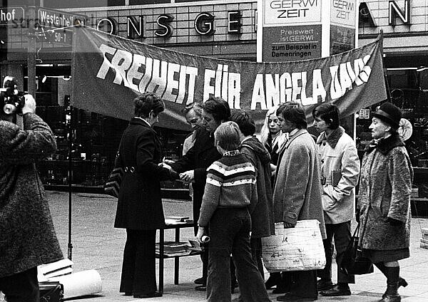 Unterschriftensammlung und Protest fuer die Freilassung der US-Saengerin Angela Davis am 22. 1. 1972 auf dem Dortmunder Westenhellweg  Deutschland  Europa