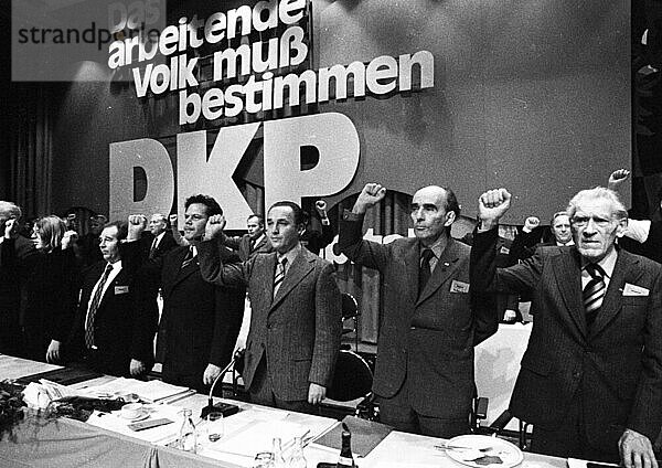 Der Parteitag der Deutschen Kommunistischen Partei (DKP) am 1. -4. 11. 1973 in Hamburg. Max Reimann  Kurt Bachmann  Manfred Kapluck  Herbert Mies  Hermann Gautier  N. N. v. r. n. l  Deutschland  Europa