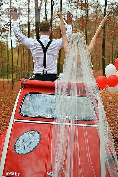 Die Ente  das Nostalgieauto (Citroen 2 CV)  hier die Version Dolly- der Jahre 1949 bis 1990 wird von jungen Leute heute als Hochzeitsauto genutzt  Deutschland  Europa