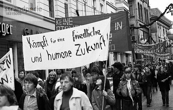 Fuer die Abruestung in Ost und West  gegen neue Atomraketen demonstrierten tausende ueberwiegend junge Menschen am 07.12.1979 in Muenchen  Deutschland  Europa