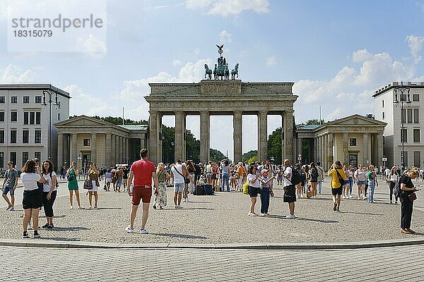 Brandenburger Tor  Touristen am Pariser Platz  Berlin  Deutschland  Europa