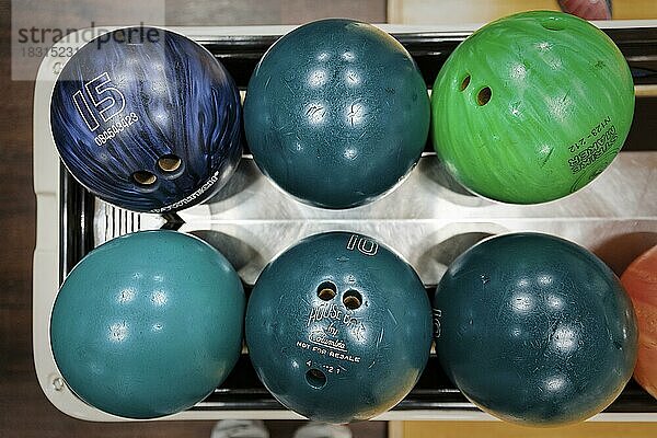 Sechs Bowlingkugeln in verschiedenen Farben  zum Spiel bereit  Blick von oben  Bowlingbahn  Innenaufnahme  Deutschland  Europa