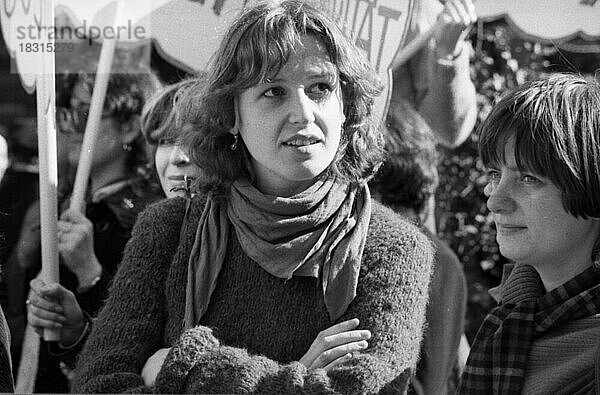 Die Lohngleichheit war eine der Hauptforderung der Frauen zur Demonstration zum Internationalen Frauentag am 08.03.1980 in Düsseldorf  Deutschland  Europa