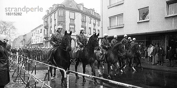 Zu einer Heldengedenkfeier trafen sich Mitglieder und Anhaenger der rechtsextremen Deutschen Volksunion (DVU) unter Gerhard Frey  begleitet von Protesten  am 7.11.1976 in Mannheim  Deutschland  Europa