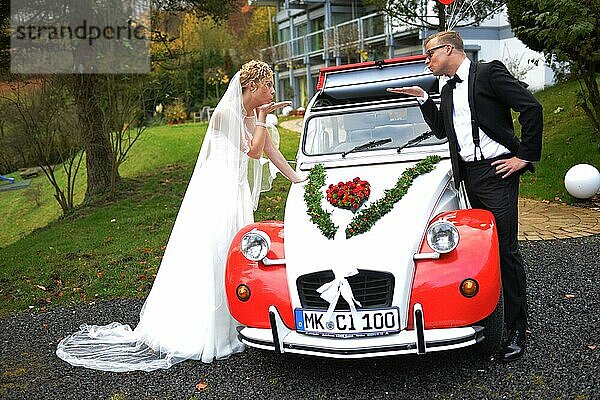 Die Ente  das Nostalgieauto (Citroen 2 CV)  hier die Version Dolly- der Jahre 1949 bis 1990 wird von jungen Leute heute als Hochzeitsauto genutzt  Deutschland  Europa