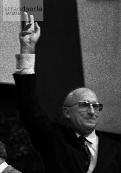 Eine Wahlkundgebung der Sozialdemokratischen Partei Deutschlands (SPD) am 23.4.1975 in der Dortmunder Westfalenhalle.Heinz Kuehn  Deutschland  Europa