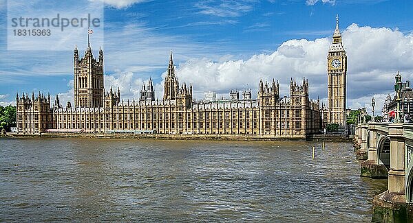 Parlamentsgebäude am Themseufer und Uhrturm Big Ben  London  City of London  England  United Kingdom  Großbritannien  Europa