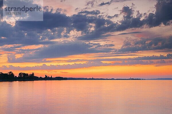 Kirche und Hafen von Romanshorn im Abendlicht  Aussicht von Arbon über den Bodensee