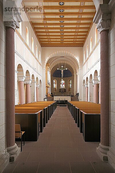 Innenansicht vom romanischen Dom und Stiftskirche St. Anastasius und St. Innocentius in Bad Gandersheim  Niedersachsen  Deutschland  Europa