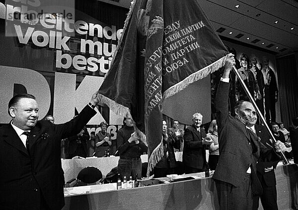 Der Parteitag der Deutschen Kommunistischen Partei (DKP) am 1. -4. 11. 1973 in Hamburg. Kurt Bachmann rechts KPdSU-Vertreter N. N. links vorn  Deutschland  Europa