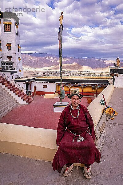 Älterer Mann in traditioneller ladakhischer Kleidung  Spituk-Kloster (Gompa)  Bezirk Leh  Ladakh  Indien  Asien