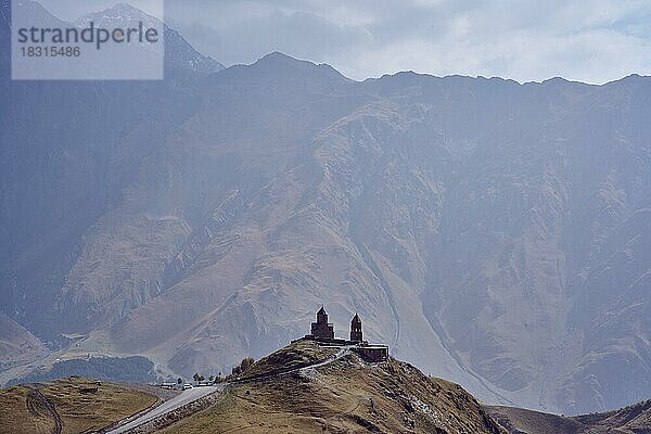 Gergetier Dreifaltigkeitskirche vor grandioser Hochgebirgskulisse  Bergkirche Gergeti  Gergetis Sameba  Tsminda Sameba  bei Stepanzminda  Stepantsminda  Region Mzcheta-Mtianeti  Großer Kaukasus  Georgien  Asien