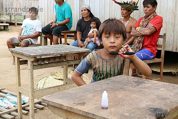 Indigenes Volk  kleiner Junge des Urvolkes Huni Kuin in seinem Dorf im Amazonas-Regenwald  Acre  Brasilien  Südamerika